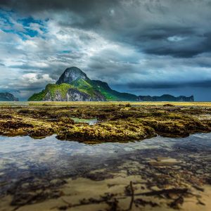 Donderstorm boven zee. El Nido, Filipijnen